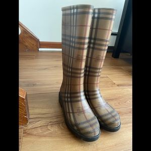 Burberry Haymarket Rainboot size 37 (barely worn)